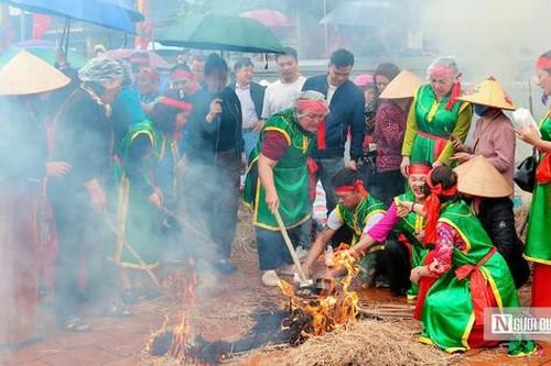 Hà Nội: Người dân đội mưa xem kéo lửa, giã gạo thổi cơm thi
