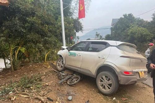 Ô tô con lao nhanh như tên bắn, húc văng xe máy khiến thầy hiệu trưởng tử vong