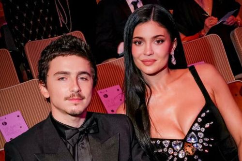 Kylie Jenner 'gây bão' với váy xẻ sâu ôm sát từng đường cong
