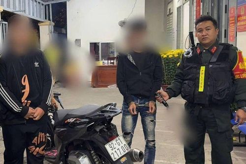 Tổ công tác tiếp cận 2 thanh niên chở nhau trên đường lúc rạng sáng liền lộ ra chuyện đáng sợ phía sau