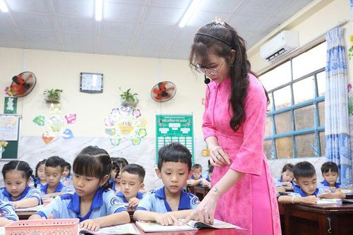 Học sinh phấn khởi trở lại trường