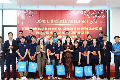 Ủy ban Khoa học, Công nghệ và Môi trường của Quốc hội tặng quà công nhân tỉnh Bắc Ninh