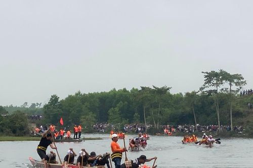 Sôi nổi lễ hội đua thuyền trên dòng suối Khe Thẻ Mỹ Sơn