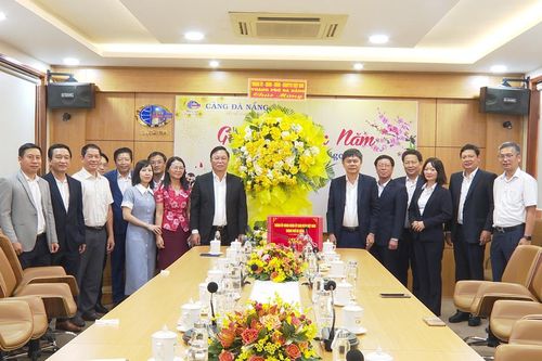 Lãnh đạo Ủy ban MTTQ Việt Nam thành phố Đà Nẵng thăm doanh nghiệp đầu năm mới