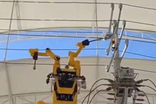 Robot Trung Quốc lần đầu sửa điện trực tiếp trên đường dây 10 kV: Bước ngoặt an toàn lưới điện