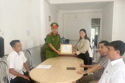 Phú Hựu: Khen thưởng Công an xã bắt giữ đối tượng cướp giật tài sản