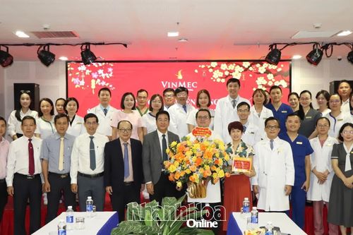 Phó Chủ tịch Thường trực UBND tỉnh Nguyễn Long Biên thăm, chúc mừng các cơ sở y tế