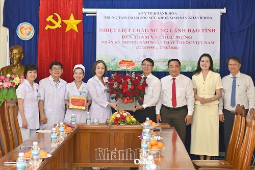 Phó Chủ tịch UBND tỉnh Nguyễn Thanh Hà thăm, chúc mừng các cơ sở y tế