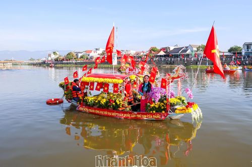 Sôi nổi Lễ hội thuyền hoa và đua thuyền trên Sông Dinh