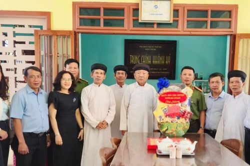 Phường Bắc Cam Ranh thăm, chúc mừng cơ sở đạo Cao Đài nhân dịp Đại lễ Đức Chí Tôn