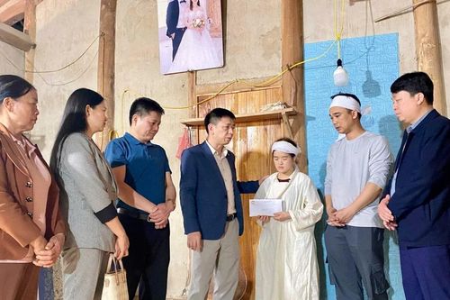 Xã Cảm Nhân trao hỗ trợ cho các gia đình gặp tai nạn giao thông đường thủy tại hồ Thác Bà