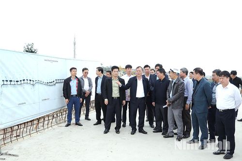Đồng chí Phó Bí thư Tỉnh ủy, Chủ tịch HĐND tỉnh Lê Quốc Chỉnh kiểm tra, động viên sản xuất đầu Xuân Bính Ngọ