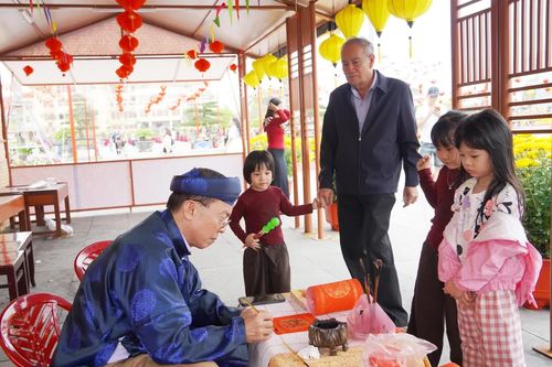 Nét đẹp tục xin chữ-cho chữ đầu năm