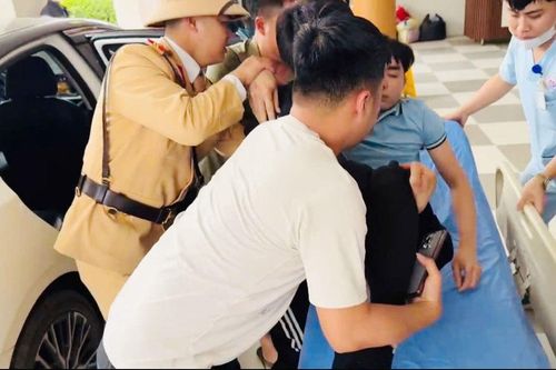 Cảnh sát giao thông mở đường, kịp thời đưa người bị thương đi cấp cứu