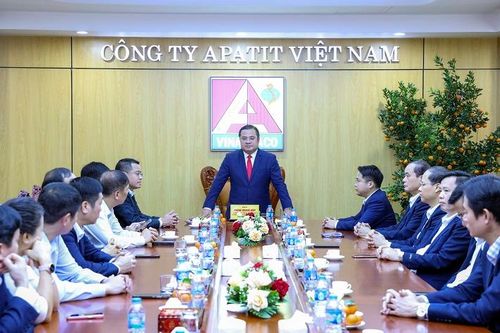Chủ tịch HĐTV Vinachem Phùng Quang Hiệp gặp mặt đầu Xuân Công ty Apatit Việt Nam