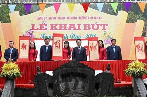 Nét đẹp khai bút đầu xuân tại đền thờ Chu Văn An