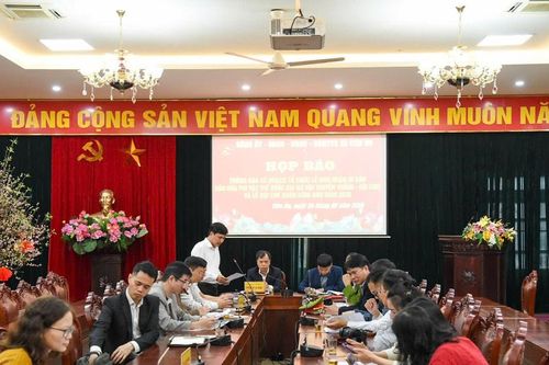 Bắn pháo hoa chào mừng Lễ công bố Di sản văn hóa phi vật thể quốc gia hội Lim
