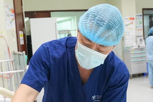 Bé trai 9 tuổi nguy kịch sau khi nhặt vật lạ giống 'bóng đèn nhấp nháy'