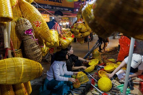 Xuyên đêm mùng 7 đi Chợ Viềng 'mua may bán rủi'