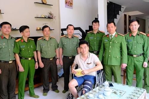 Công an tỉnh Lâm Đồng thăm hỏi cán bộ bị thương khi làm nhiệm vụ