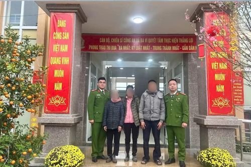 Công an xã Ba Vì hỗ trợ tìm người thân cho công dân đi lạc