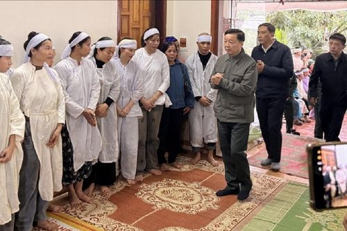 Thăm hỏi gia đình nạn nhân vụ chìm tàu hồ Thác Bà