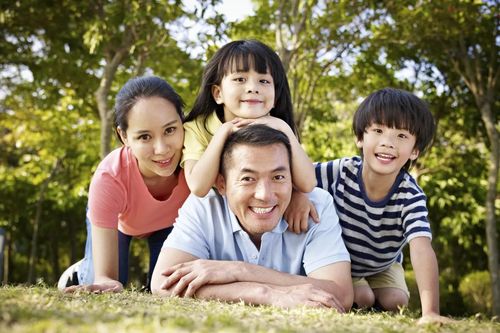 Gia đình hạnh phúc – nền tảng cho tuổi thơ trọn vẹn của trẻ em