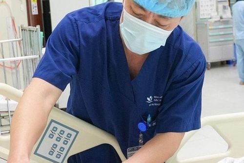 Bé trai 9 tuổi nhập viện nguy kịch vì một 'bóng đèn lạ nhấp nháy' nhặt bên đường