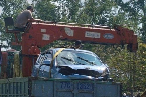 Vụ phát hiện xe ô tô và 2 thi thể dưới kênh: Manh mối từ dấu vết va chạm trên lan can bê tông