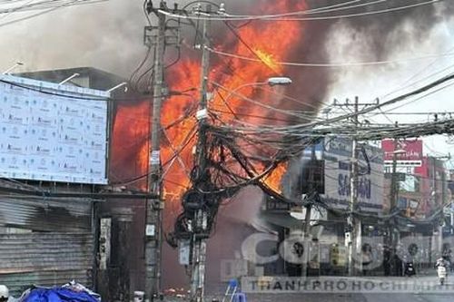 Cảnh sát PCCC TPHCM nỗ lực dập tắt vụ cháy lớn tại cửa hàng đồ gỗ, ngăn ngừa cháy lan