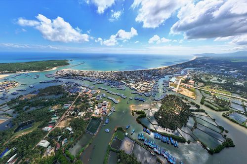 Cận cảnh cảng cá lớn nhất Gia Lai cần nạo vét khẩn cấp sau cơn lũ lịch sử