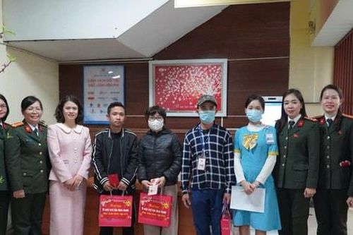 Công an Thủ đô thăm, tặng 80 suất cho bệnh nhân Bệnh viện Tim Hà Nội