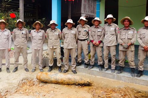 Phát hiện quả bom 226kg sát móng nhà dân