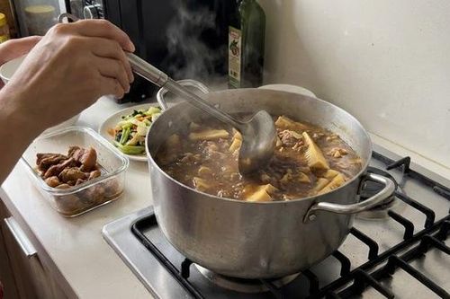 Dọn tủ lạnh sau Tết: 6 loại thức ăn thừa buộc phải vứt bỏ dù tiếc đến mấy
