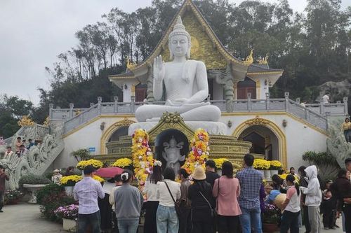 Xin lộc đầu năm ở ngôi chùa nơi tiếng chuông hòa cùng sóng biển