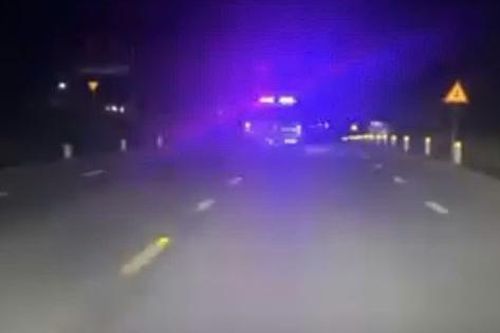 Video Cảnh sát giao thông mở đường đưa bệnh nhân đi cấp cứu trong đêm