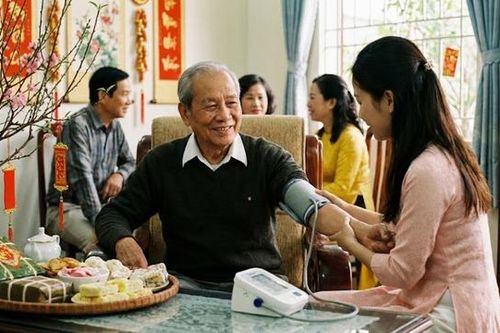 Vì sao người già dễ tăng huyết áp dịp Tết dù uống thuốc đều?