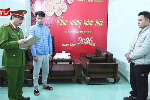 Tạm giam lái xe kẹp tay, kéo lê CSGT khi bị kiểm tra nồng độ cồn
