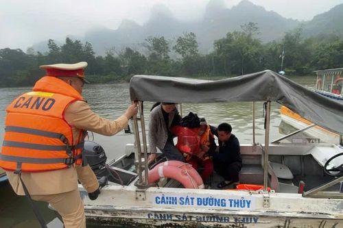 Dùng ca nô khẩn cấp đưa nữ du khách tham quan suối Yến đi cấp cứu