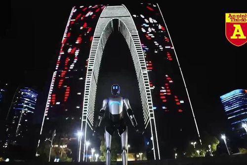 Sốc: Robot Trung Quốc đi bộ 3 ngày xuyên thành phố, lập kỷ lục thế giới