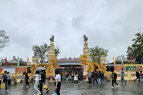 Nhộn nhịp du khách về đền Ông Hoàng Mười chiêm bái dịp đầu năm