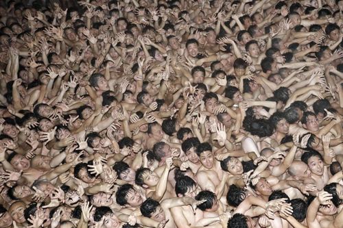 'Đòn chí mạng' với lễ hội khỏa thân lớn nhất Nhật Bản