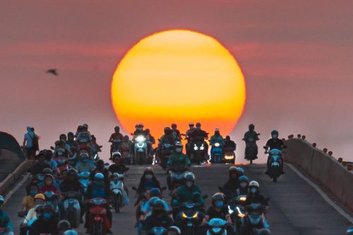 Đợi 2 năm 'săn' khoảnh khắc Mặt Trời xuyên dòng xe qua cầu Sài Gòn