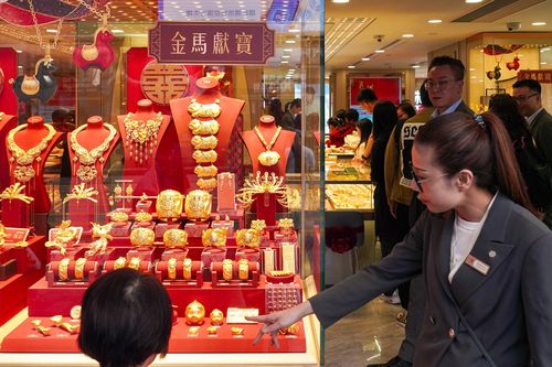 Người Trung Quốc đổ xô đi mua vàng