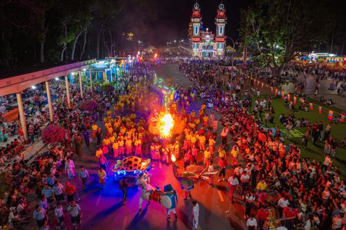 Hàng nghìn người xem rồng phun lửa tại lễ hội năm mới ở Tây Ninh
