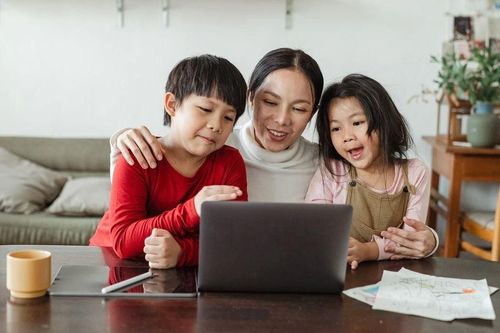 Nuôi dạy con giữa 'cơn bão thông tin'