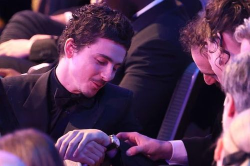 Khoảnh khắc Timotheé Chalamet khoe đồng hồ tiền tỷ bạn gái Kylie tặng