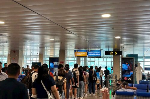 Giá vé máy bay Hà Nội - TP.HCM tăng vọt sau Tết