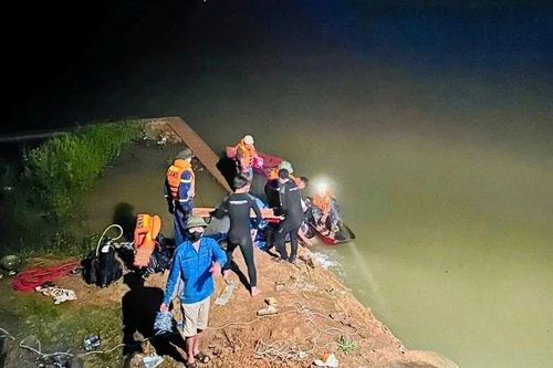 Thanh Hóa: Xuyên đêm tìm thi thể nạn nhân vụ ô tô rơi sông Nhà Lê