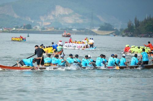 Sôi nổi giải đua thuyền truyền thống và đua SUP trên sông Cu Đê